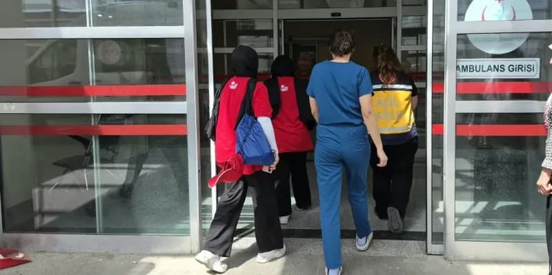Adıyaman'da yemek sonrası zehirlenme şüphesiyle hastaneye kaldırılan öğrenciler için sağlık ekipleri müdahale ediyor