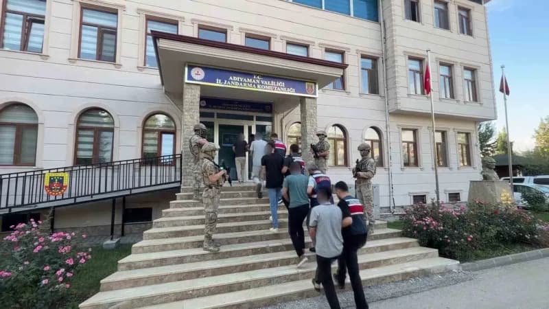 Adıyaman’da DEAŞ terör örgütüne yönelik düzenlenen operasyonda yabancı uyruklu 5 şüpheli gözaltına alındı.