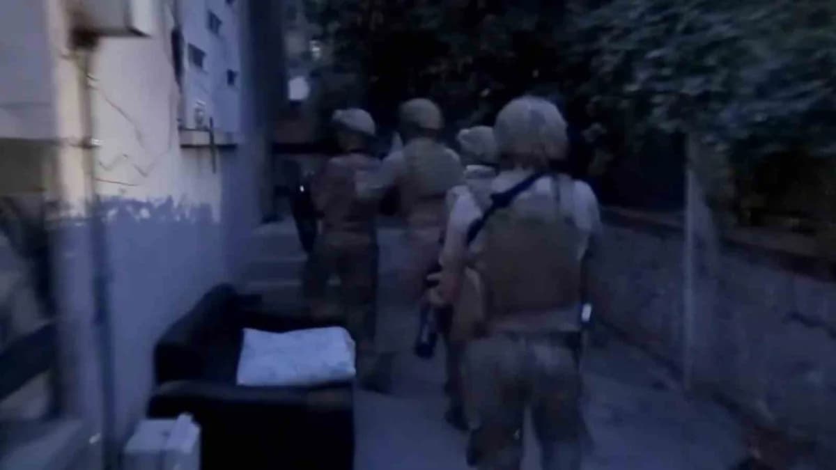 Adıyaman’da DEAŞ terör örgütüne yönelik düzenlenen operasyonda yabancı uyruklu 5 şüpheli gözaltına alındı.