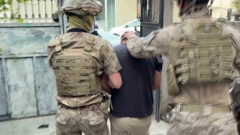Adıyaman’da DEAŞ terör örgütüne yönelik operasyonda gözaltına alınan şüphelilerin adreslerine düzenlenen operasyon