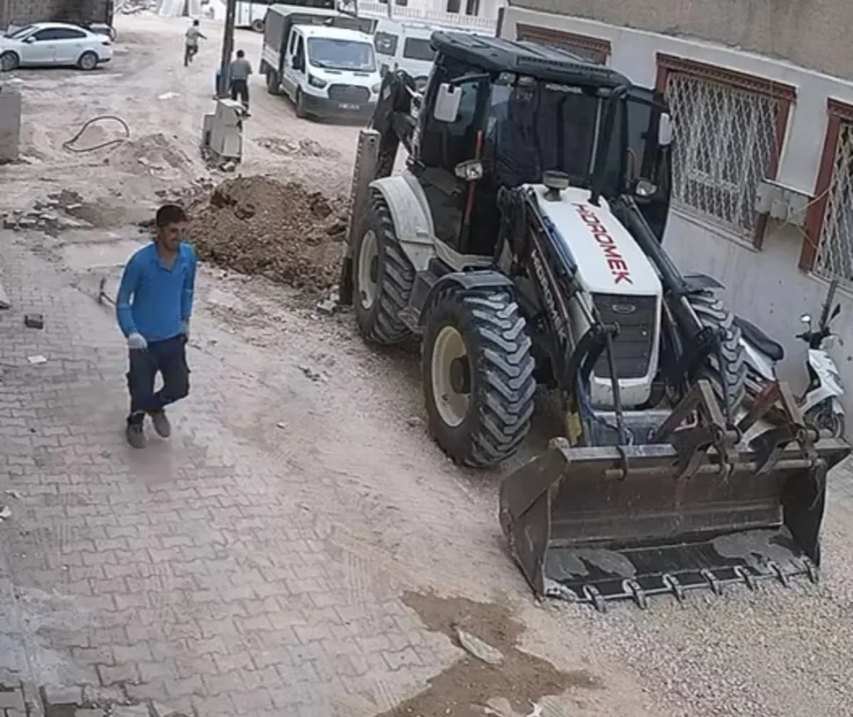 Adıyaman’da altyapı çalışması sırasında doğalgaz borusunun patlamasıyla paniğe kapılan işçilerin kaçış anları güvenlik k