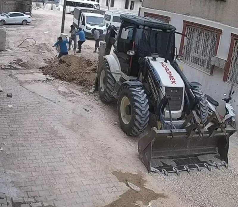 Adıyaman’da altyapı çalışması sırasında doğalgaz borusunun patlamasıyla paniğe kapılan işçilerin kaçış anları güvenlik k