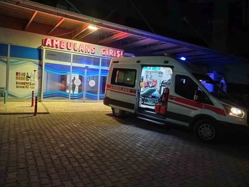 Adıyaman Gölbaşı ilçesinde hafif ticari aracın çarptığı yaya olay yerinde sağlık ekipleri tarafından müdahale ediliyor