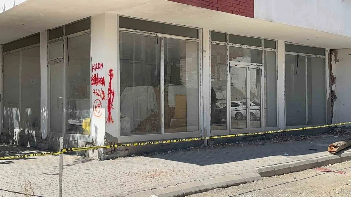 Kahramanmaraş merkezli 2023 depremlerinde hasar alan ve yıkımı gerçekleştirilmeyen Adıyaman’daki bina, yeniden yaşanan d