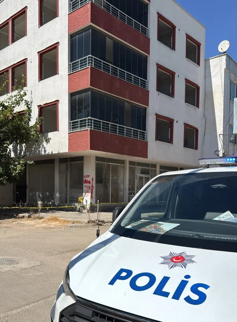 Kahramanmaraş merkezli 2023 depremlerinde hasar alan ve yıkımı gerçekleştirilmeyen Adıyaman’daki bina, yeniden yaşanan d