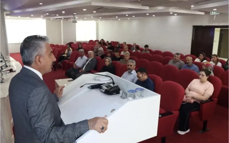 Adıyaman'da okul kantin çalışanlarına hijyen eğitimi verilirken eğitim alan katılımcılar
