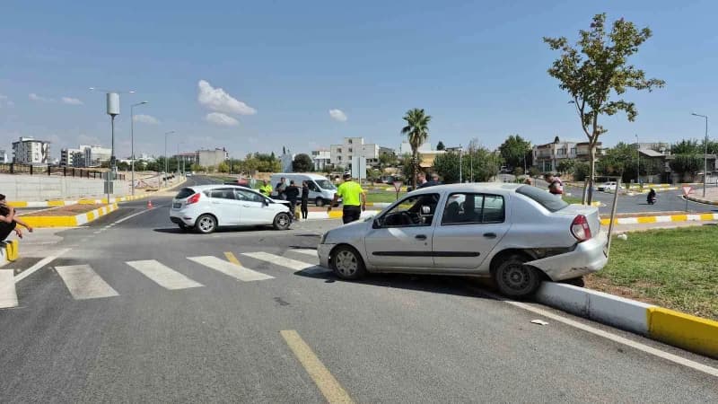 Adıyaman’da iki otomobilin çarpışması sonucu meydana gelen trafik kazasında 3 kişi yaralandı.