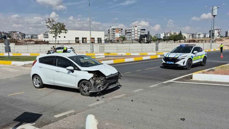 Adıyaman Yeni Sanayi Mahallesi Akıllı Kavşak’ta iki otomobilin çarpışması sonucu meydana gelen trafik kazası