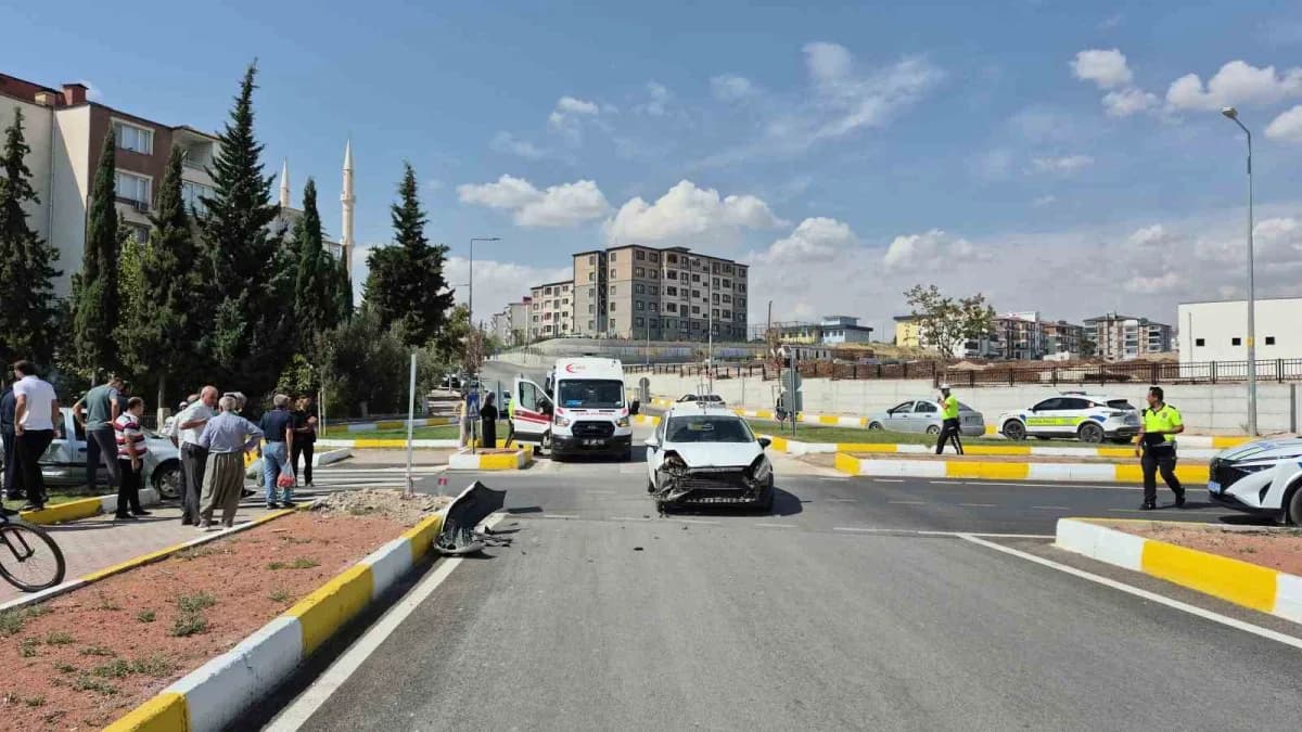 Adıyaman’da iki otomobilin çarpışması sonucu meydana gelen trafik kazasında 3 kişi yaralandı.