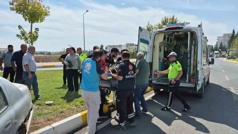 Adıyaman’da iki otomobilin çarpışması sonucu meydana gelen trafik kazasında 3 kişi yaralandı.