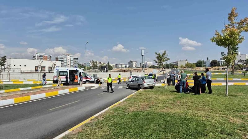 Adıyaman’da iki otomobilin çarpışması sonucu meydana gelen trafik kazasında 3 kişi yaralandı.