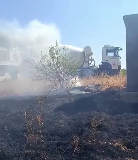 Adıyaman’da, ikametlerin arasında koparak yere düşen elektrik kabloları kuru ot yangınına neden oldu.