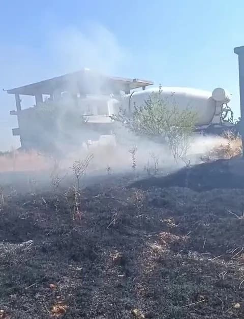 Adıyaman Çemberlitaş Köyü'nde kopan elektrik tellerinin neden olduğu kuru ot yangını