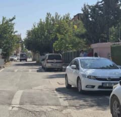 Adıyaman Karacaoğlan Ortaokulu merdivenlerinde düşen öğrenci için sağlık ekipleri müdahale ediyor
