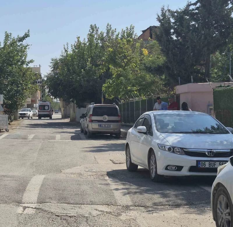 Adıyaman Karacaoğlan Ortaokulu merdivenlerinde düşen öğrenci için sağlık ekipleri müdahale ediyor