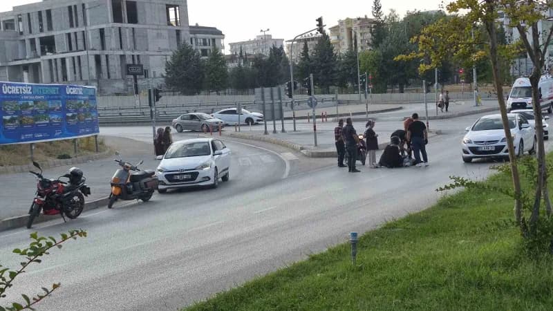Adıyaman’da sürücüsünün direksiyon hakimiyetini kaybettiği motosikletin devrilmesi sonucu meydana gelen kazada 1 kişi ya