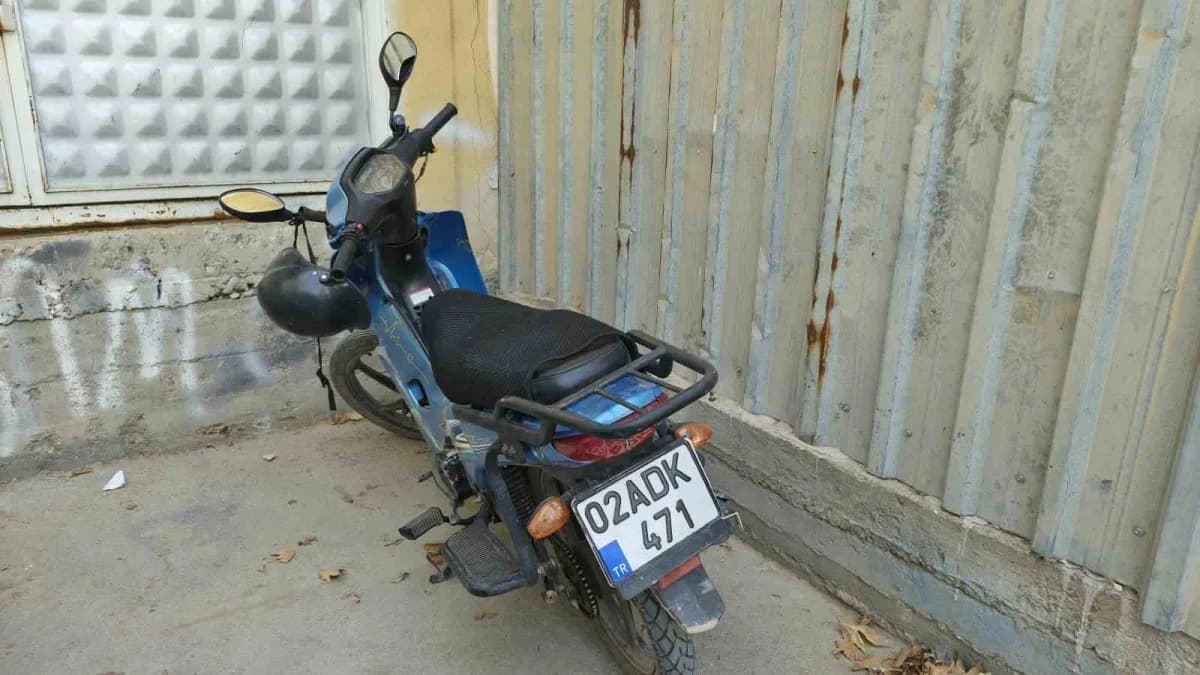 Adıyaman’da sürücüsünün direksiyon hakimiyetini kaybettiği motosikletin devrilmesi sonucu meydana gelen kazada 1 kişi ya