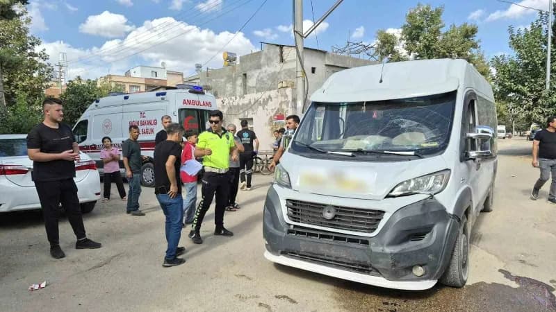 Adıyaman’da motosiklet ile servis aracının çarpışması sonucu meydana gelen kazada 1 kişi yaralandı.
