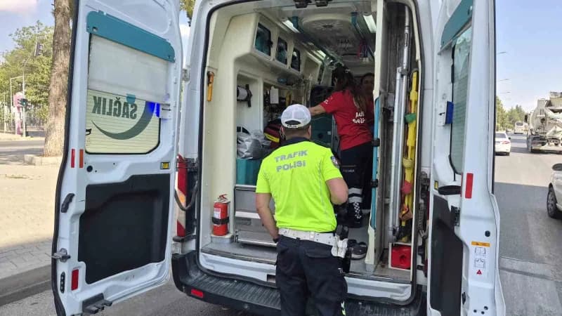 Adıyaman Atatürk Bulvarı kavşağında otomobil ile hafif ticari aracın çarpışması sonucu meydana gelen trafik kazası