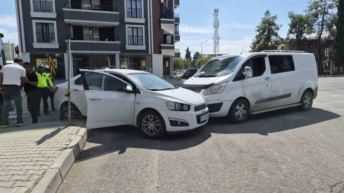 Adıyaman’da otomobil ile hafif ticari aracın çarpışması sonucu meydana gelen kazada 1 kişi yaralandı.