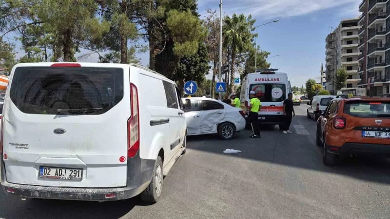 Adıyaman’da otomobil ile hafif ticari aracın çarpışması sonucu meydana gelen kazada 1 kişi yaralandı.