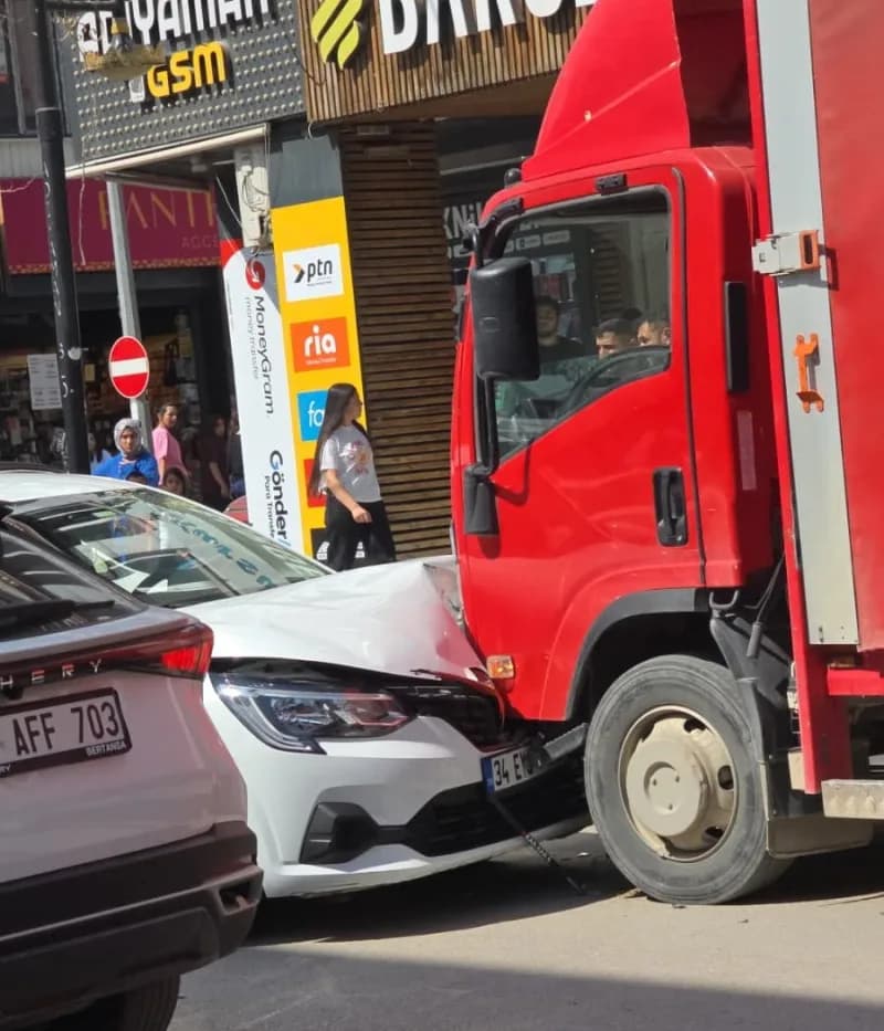 Adıyaman'da park halindeki kamyonete çarpan otomobil ve olay yeri