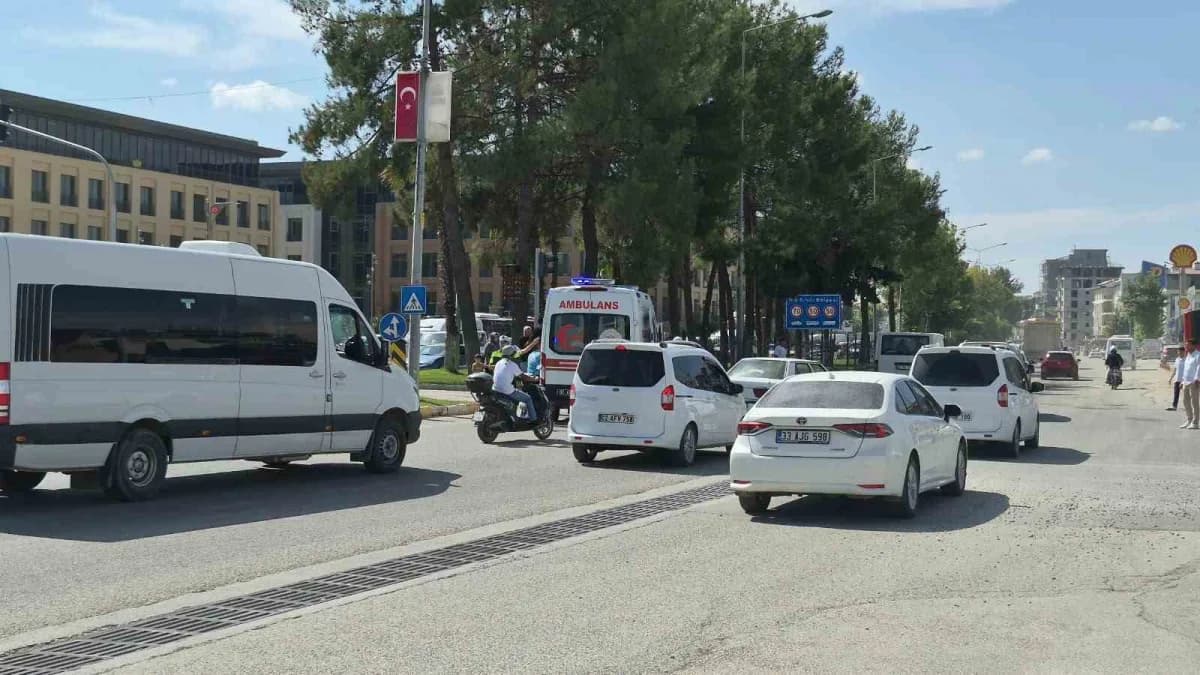 Adıyaman’da otomobil ile motosikletin çarpışması sonucu meydana gelen kazada, hamile kadın yaralandı.