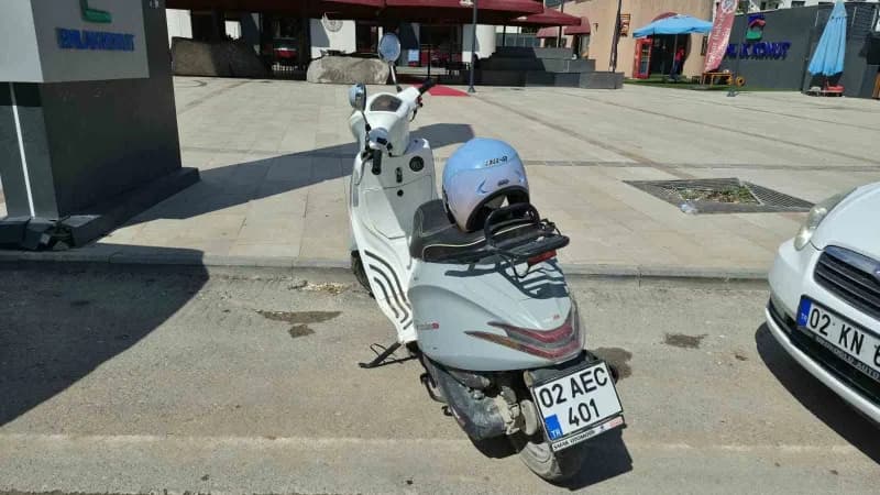 Adıyaman’da otomobil ile motosikletin çarpışması sonucu meydana gelen kazada, hamile kadın yaralandı.