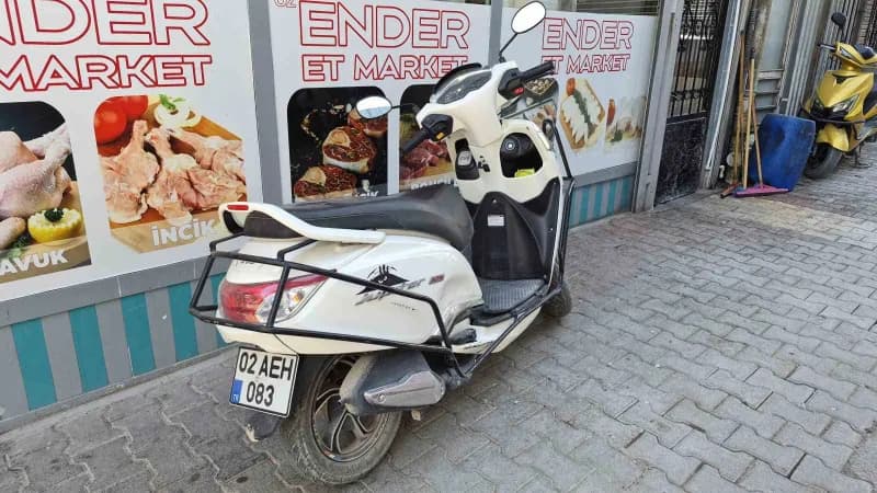Adıyaman Eskisaray Mahallesi Gölbaşı Caddesi'nde otomobil ile motosikletin çarpıştığı trafik kazası