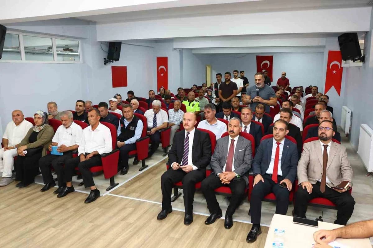 Adıyaman’da Halk ve Güvenlik toplantısında Vali ve yetkililer vatandaşların taleplerini dinliyor