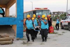 Adıyaman UMKE ekipleri deprem tatbikatı sırasında uygulamalı eğitim yapıyor