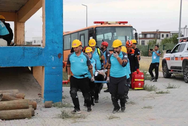 Adıyaman UMKE ekipleri deprem tatbikatı sırasında uygulamalı eğitim yapıyor