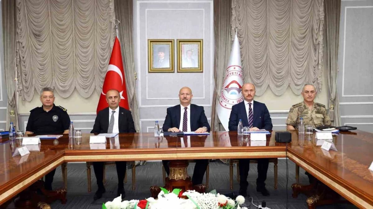 Adıyaman’da 2026-2027 akademik yılının başlaması dolayısıyla "Üniversitelerde Huzur ve Güveni Artırma" toplantısı düzenl