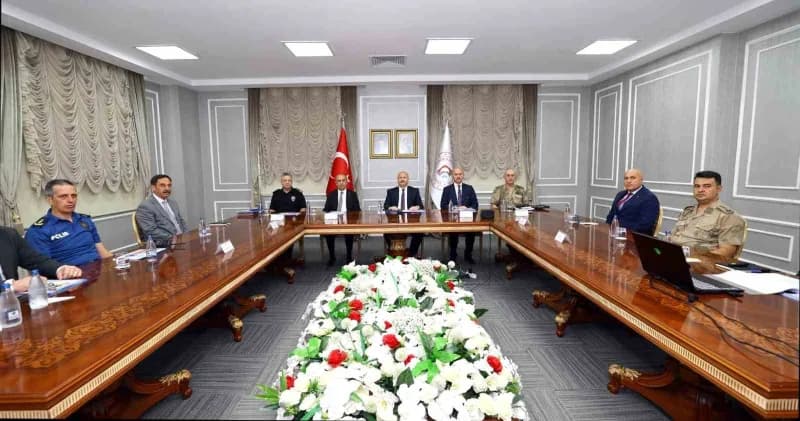 Adıyaman’da üniversitelerde huzur ve güvenlik toplantısına katılan yetkililer