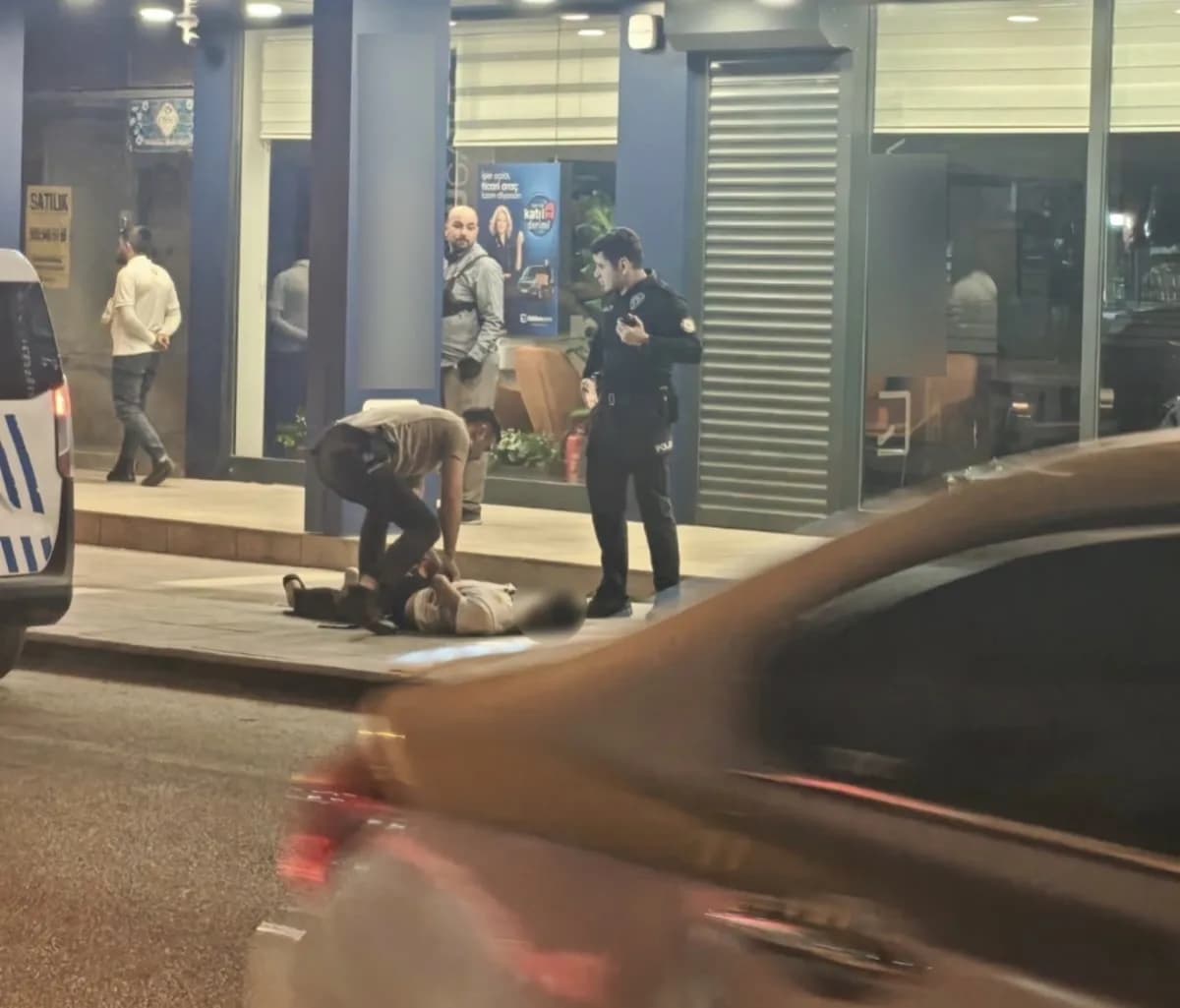 Adıyaman Hoca Ömer Mahallesi Atatürk Caddesi’nde polis ekiplerinin müdahale ettiği kavga sonrası olay yeri