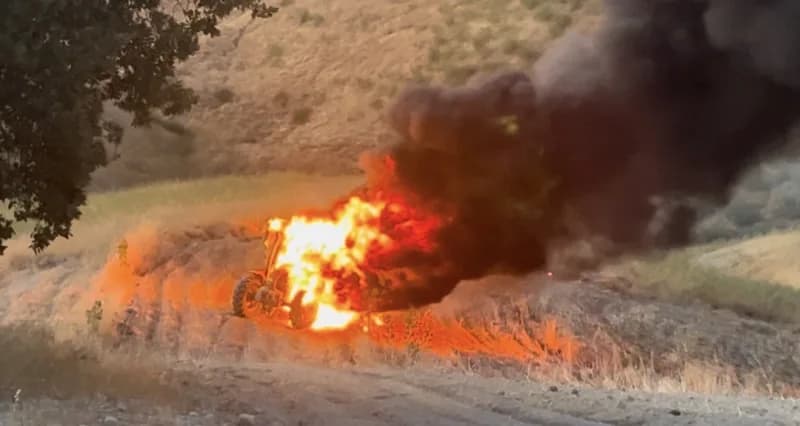 Adıyaman’da, tarla süren bir traktör alev alarak cayır cayır yanarak hurdaya döndü.