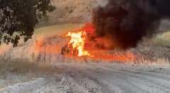 Adıyaman Uğurca köyünde tarla sürerken alev alan traktör yangını sonrası itfaiye müdahalesi