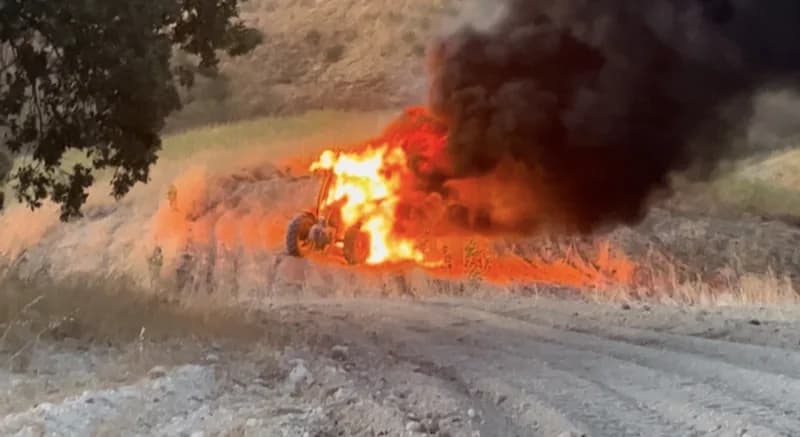 Adıyaman Uğurca köyünde tarla sürerken alev alan traktör yangını sonrası itfaiye müdahalesi