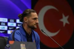 Adrien Rabiot Kocaeli Stadyumu'nda basın toplantısında konuşuyor