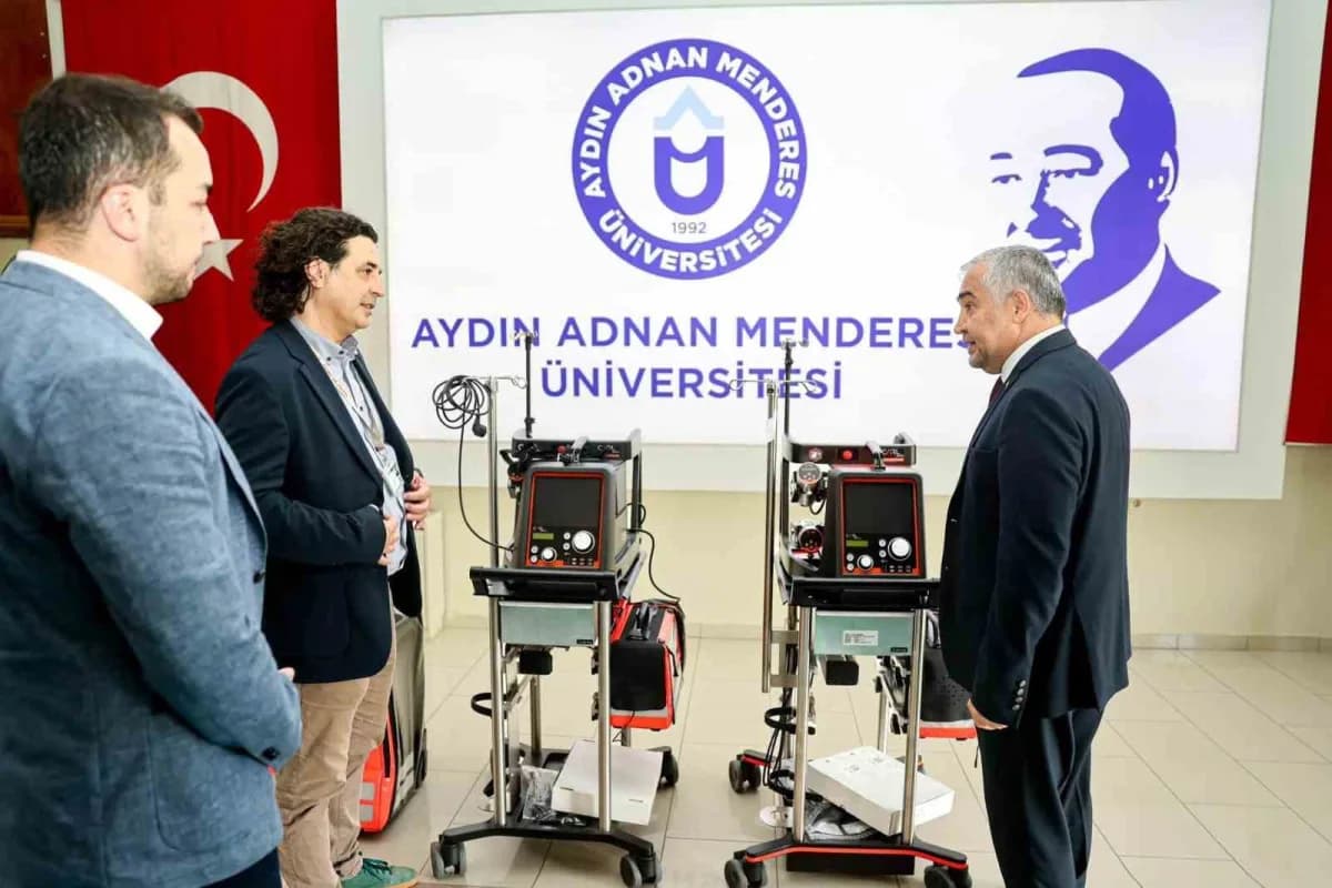 Aydın Adnan Menderes Üniversitesi Tıp Fakültesi binası ve sağlık çalışanları