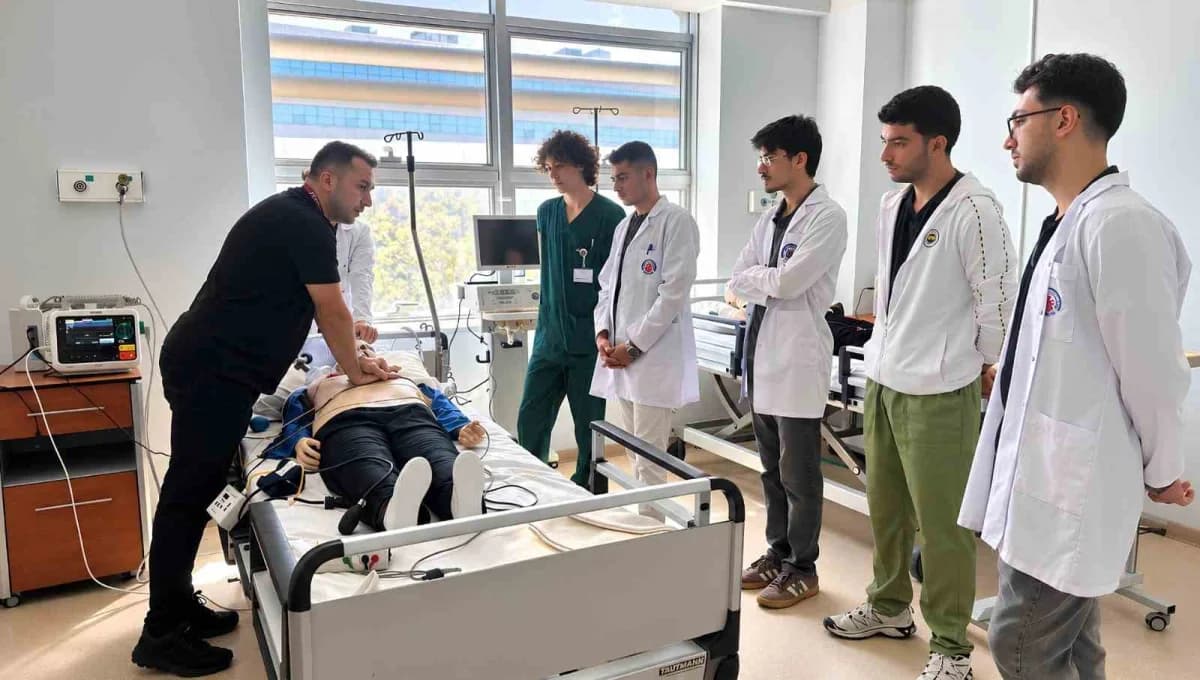 Aydın Adnan Menderes Üniversitesi Tıp Fakültesinde simülasyon temelli acil müdahale eğitimi sırasında öğrenciler uygulam