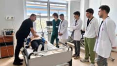 Aydın Adnan Menderes Üniversitesi Tıp Fakültesinde simülasyon temelli acil müdahale eğitimi sırasında öğrenciler uygulam