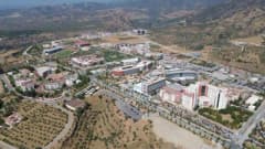 Aydın Adnan Menderes Üniversitesi kampüsünde sürdürülebilirlik ve çevre çalışmalarını simgeleyen yeşil alan ve binalar