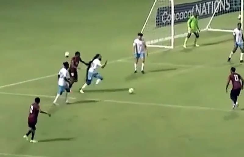 CONCACAF Uluslar Ligi maçında Aedan Scipio uzun saçlarıyla rakiplerine karşı mücadele ediyor