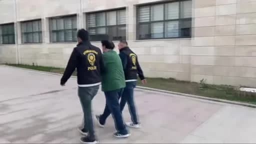 Afyonkarahisar'da polis ekipleri tarafından düzenlenen operasyonda yakalanan firari şahıs M.E.