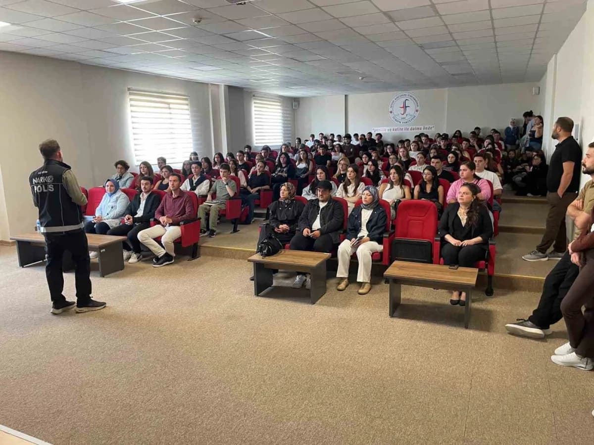 Afyonkarahisar'da üniversite öğrencilerine bağımlılıkla mücadele eğitimi verilirken eğitim ortamı