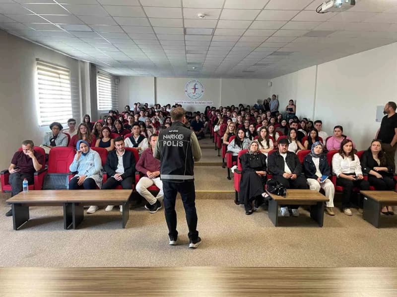 Afyonkarahisar’da yaklaşık 350 üniversite öğrencisine yönelik bağımlılıkla Mücadele eğitimi verildi.