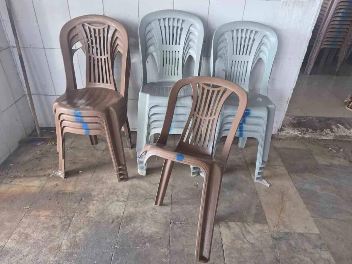 Afyonkarahisar Bolvadin Ethem Kelekçi Mahallesi muhtarlığının ücretsiz kullanım için temin ettiği plastik sandalyeler ve