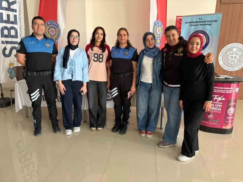 Afyonkarahisar Sağlık Bilimleri Üniversitesi öğrencilerine polis ekipleri tarafından verilen güvenlik ve siber farkındal