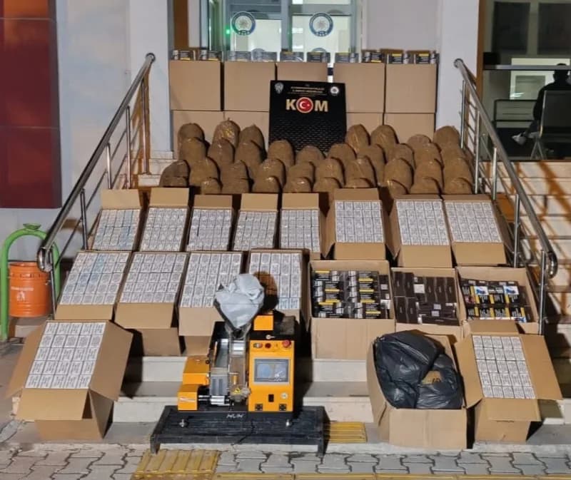 Afyonkarahisar Bolvadin'de polis ekipleri tarafından ele geçirilen kaçak tütün ve makaronlar
